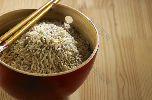 糙米饭的碗里