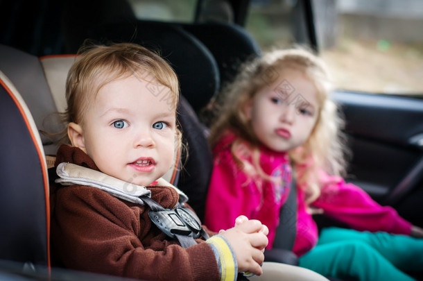 小儿童汽车安全座椅在车里