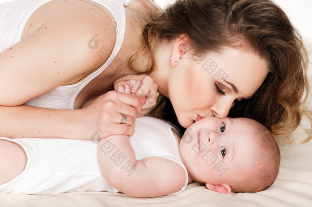 快乐母亲与<strong>婴儿</strong>在白色背景上的肖像.