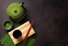 绿色的茶壶和茶杯