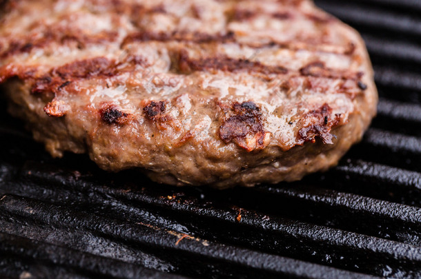 准备一批烤的绞细牛肉馅饼或 frikadeller 上烧烤