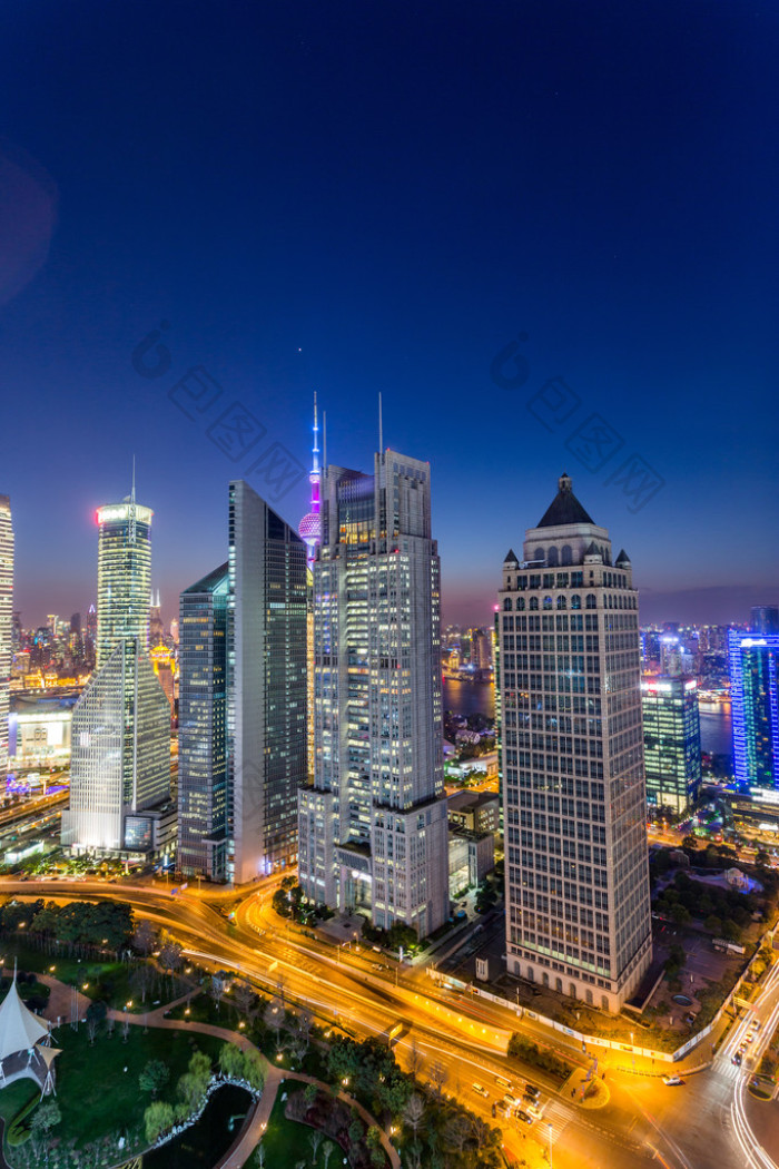 摩天大楼在现代城市的夜晚图片-包图网企业站
