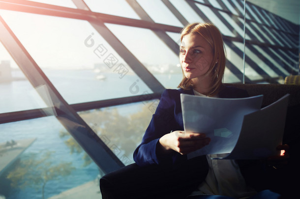 优雅的女人坐在现代的办公室
