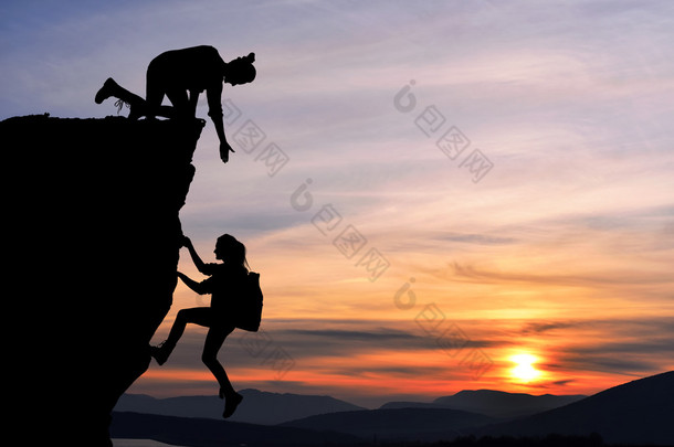 两人男人和女孩旅行联合工作<strong>团队</strong>在登山<strong>团队</strong>，美丽的日落景观互相帮助.