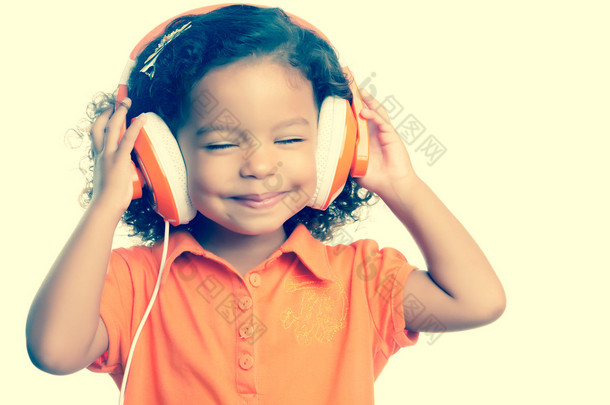 小女孩听听音乐