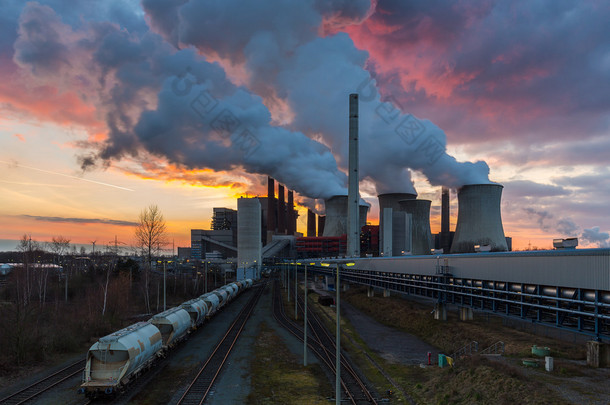 在日落时的褐煤电厂污染