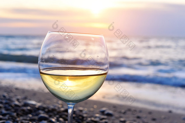 浪漫 glass 的<strong>酒</strong>坐在沙滩上多彩夕阳眼镜的反对日落，白葡萄<strong>酒</strong>白葡萄<strong>酒</strong>与云天空背景