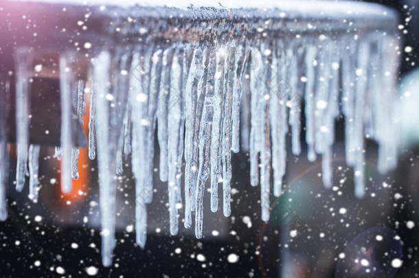 冰柱上屋顶与雪