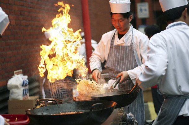 在中国新年庆祝活动的中国厨师工作