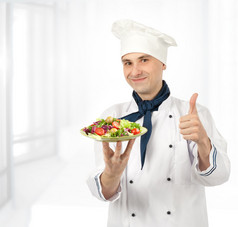 厨师男子手持板与健康的蔬菜沙拉