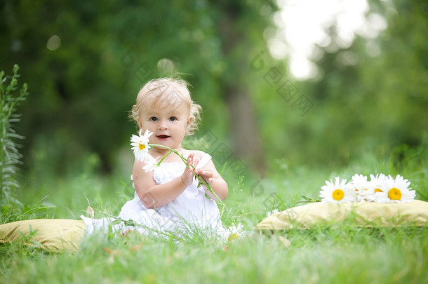 坐在绿草地上的婴儿