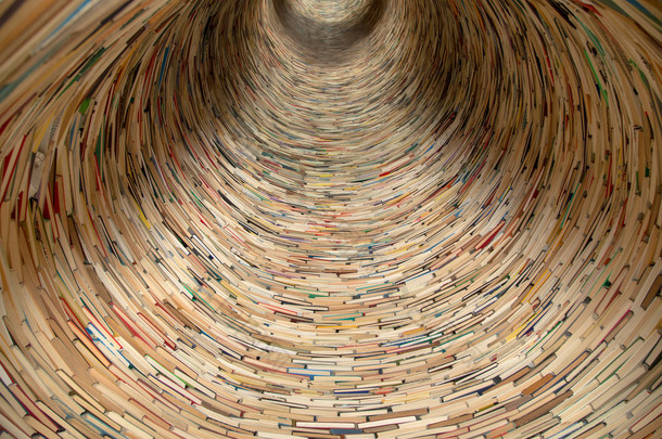 书隧道在布拉格图书馆 — — 镜子用来创建这种效果