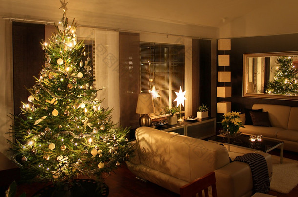 在现代的客厅里的圣诞树