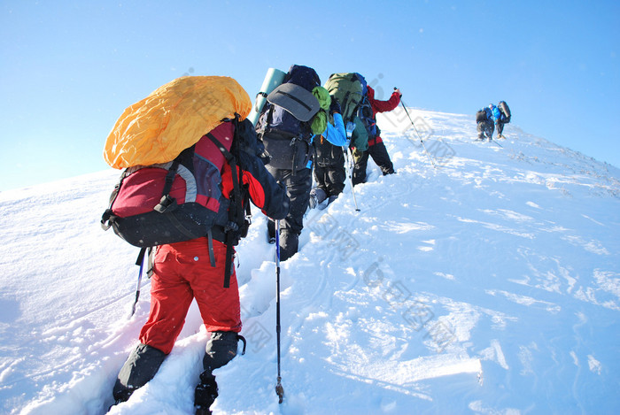 在冬天山徒步旅行 攀登雪山