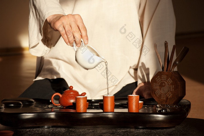 一个年轻男子持有中国茶道茶艺