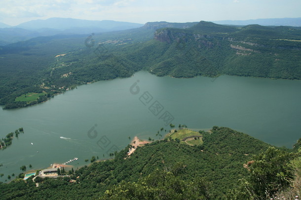 套间里山与水库.