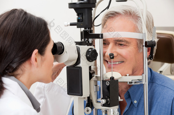男子手术视野测试