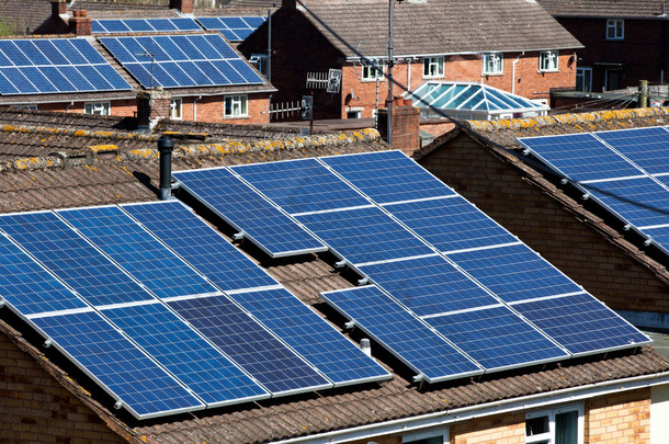 许多住宅<strong>屋顶</strong>上的太阳能电池板