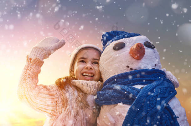 女孩玩堆雪人