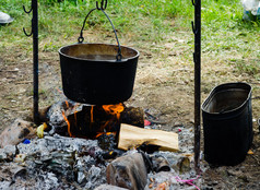 在涨价而笼罩著火，从锅炉来白烟的大锅做饭