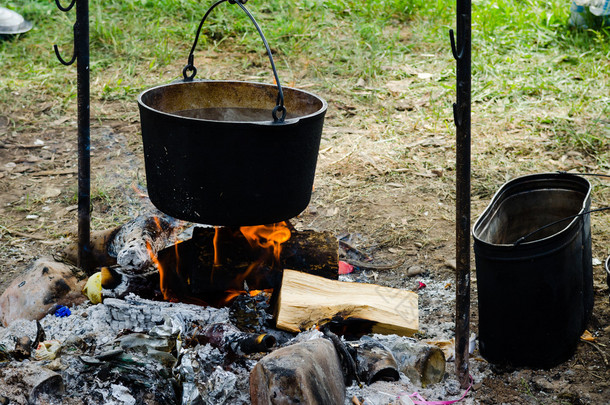 在<strong>涨价</strong>而笼罩著火，从锅炉来白烟的大锅做饭