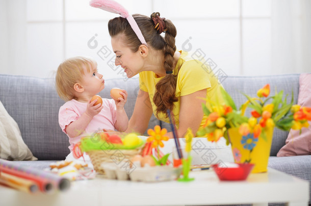 母亲和婴儿玩的复活节彩蛋