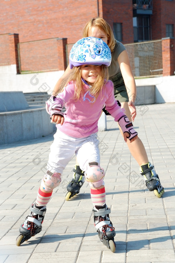 城市公园家庭 rolleblading 旱冰一起