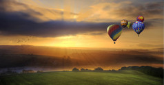 令人惊叹的热气球在南方丘陵景观晨光