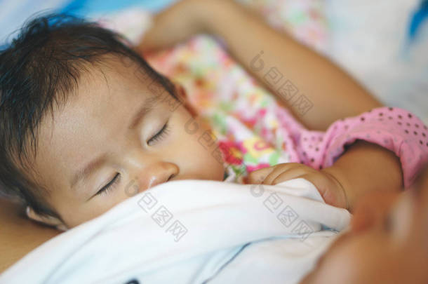 母乳喂养 11 月亚洲宝贝