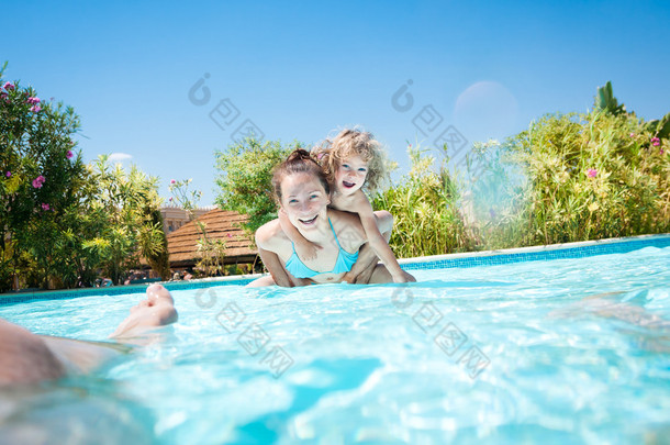 幸福的家庭在<strong>游泳池</strong>玩