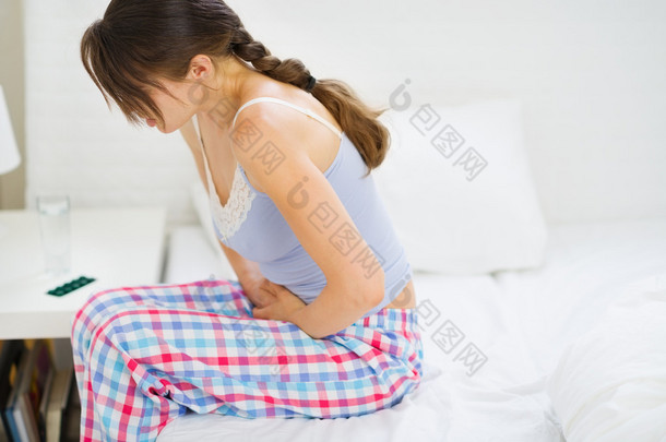 <strong>胃</strong>痛坐在床上的女孩
