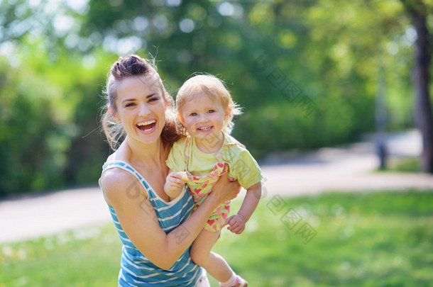 微笑母亲和婴儿在<strong>公园</strong>玩