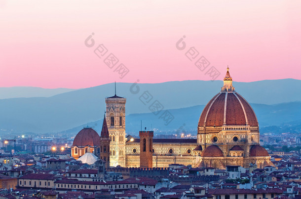佛罗伦萨大教堂在粉红色的傍晚的阳光<strong>下</strong>