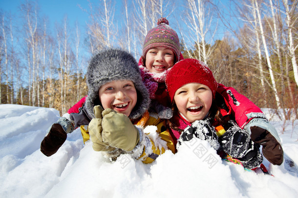 孩子们在雪地里