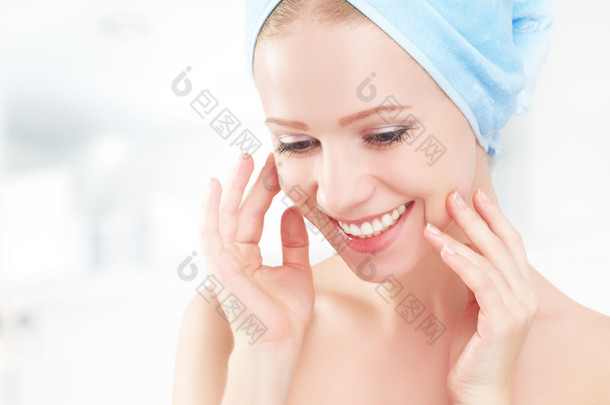皮肤护理。年轻漂亮的健康女孩，在浴室的毛巾