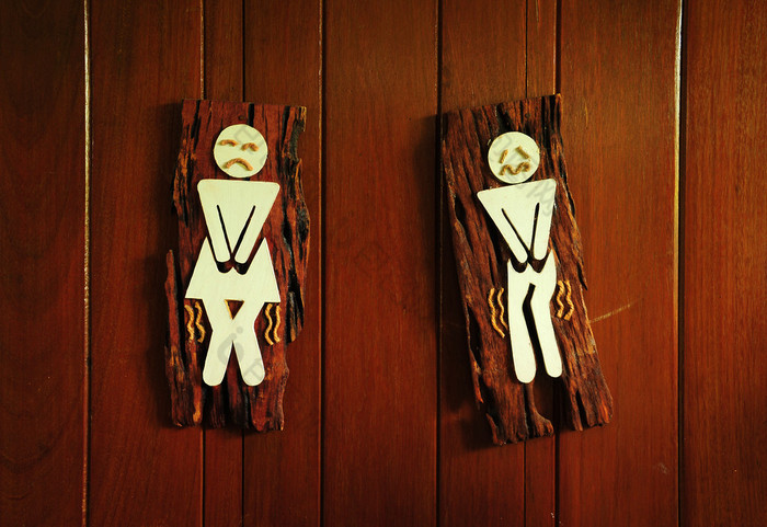 在木材上厕所有趣的标志