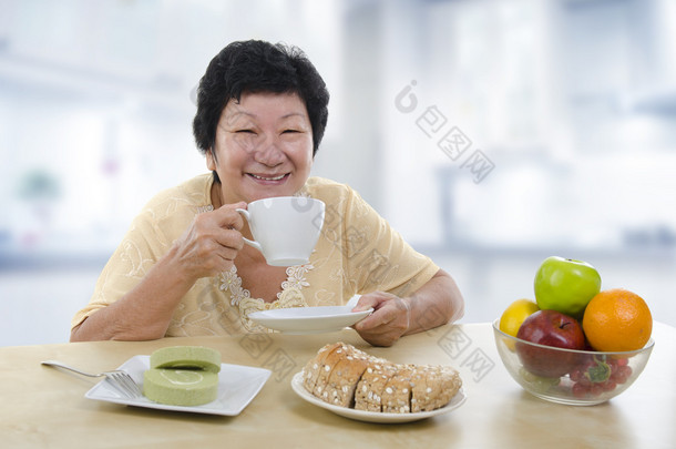 高级女人吃早餐