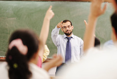 学校里的阿拉伯孩子,教室里有个老师