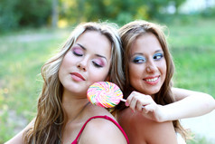 两个漂亮白人女孩与棒棒糖