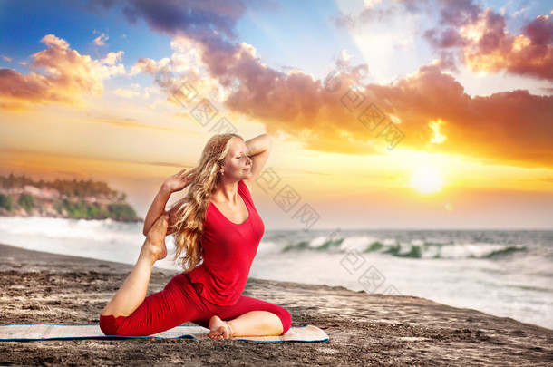 瑜伽在日落海滩