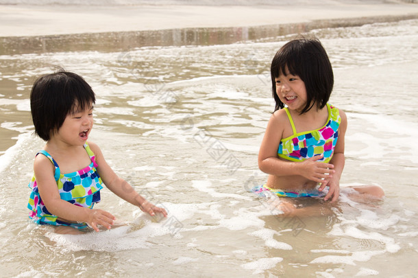 孩子们喜欢在海滩上的海浪