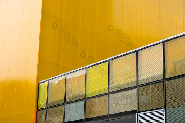 黄色背景建筑物反射