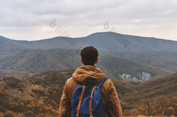 在山的<strong>背包徒步旅行</strong>者人