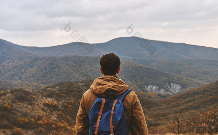 在山的背包徒步旅行者人