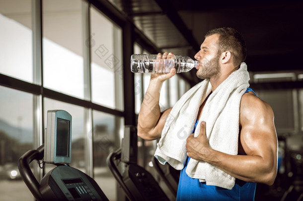 年轻人喝水在健身房