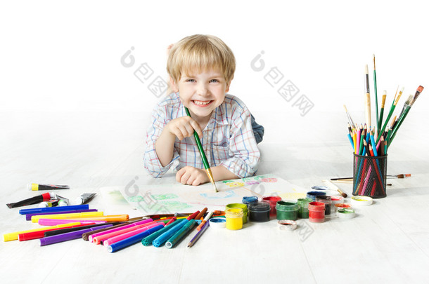 快乐开朗的孩子用画笔在专辑中绘图