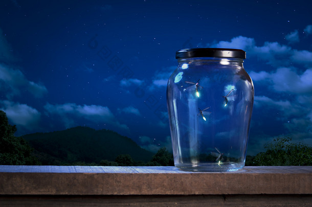 在晚上的 jar <strong>中</strong>萤火虫