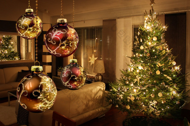 在现代的客厅里的圣诞树