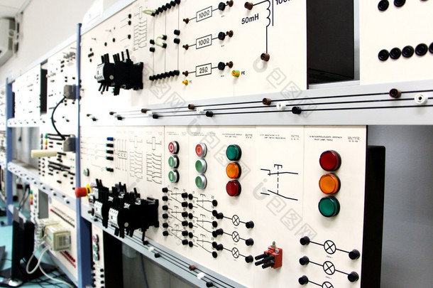 在电子实验室控制板