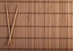 寿司背景上的两根筷子